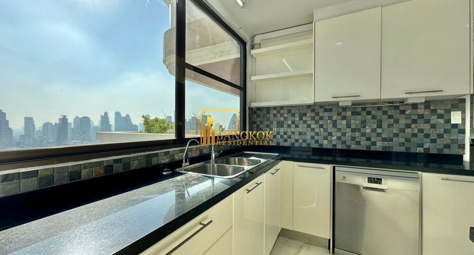 For rent 4 bedrooms apartment in Watthana, Bangkok