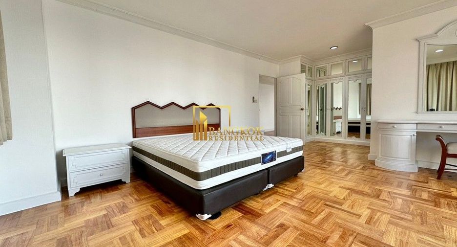 For rent 4 bedrooms apartment in Watthana, Bangkok