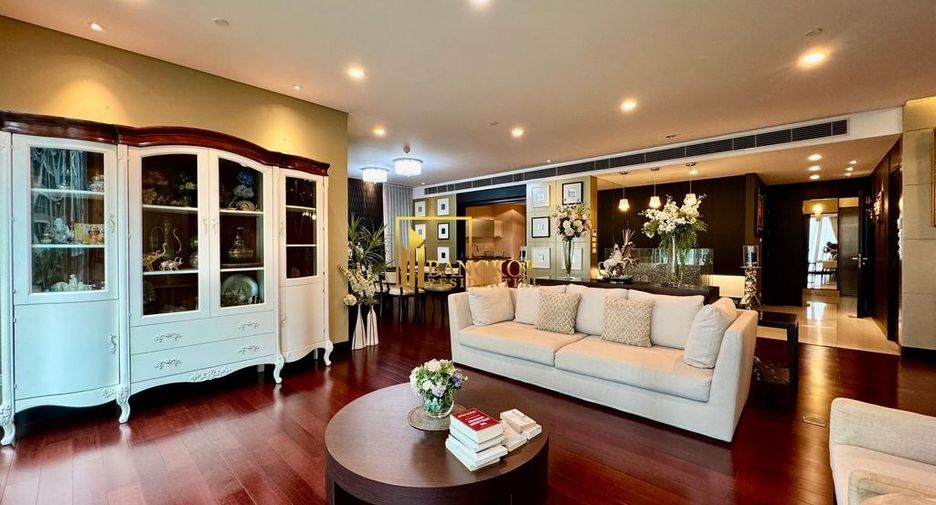 For rent 3 bedrooms condo in Pathum Wan, Bangkok