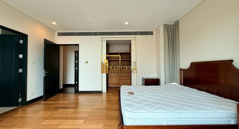 For rent 3 bedrooms condo in Pathum Wan, Bangkok