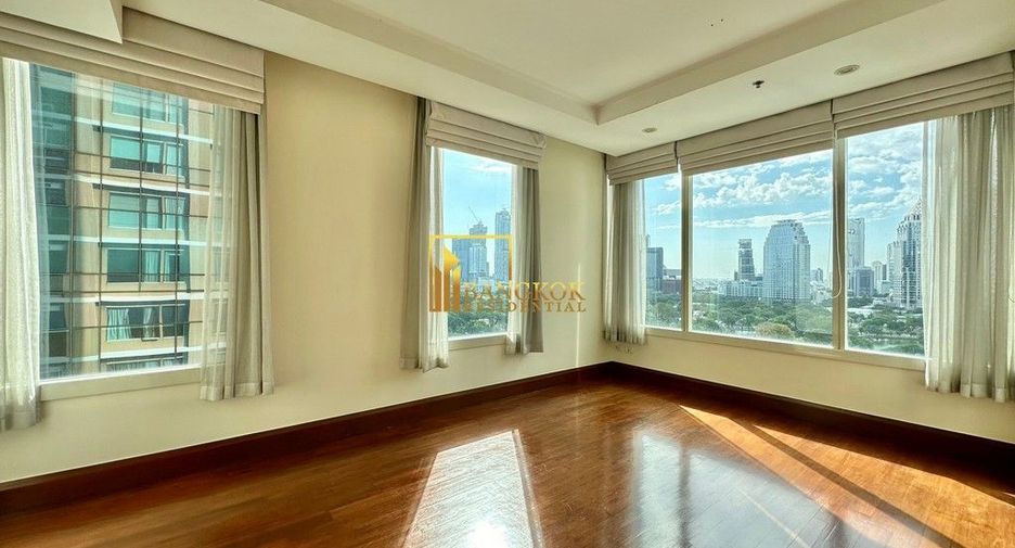 For rent 3 bedrooms condo in Pathum Wan, Bangkok
