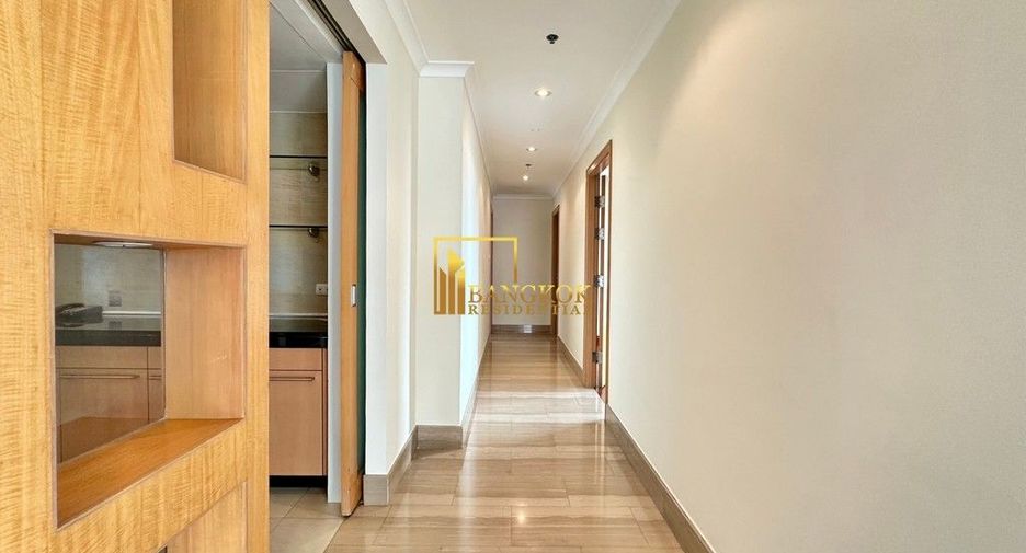 For rent 3 bedrooms condo in Pathum Wan, Bangkok