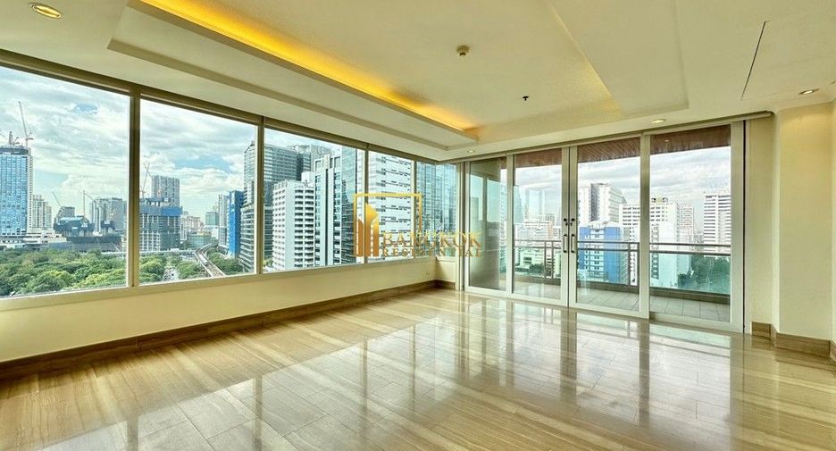 For rent 3 bedrooms condo in Pathum Wan, Bangkok