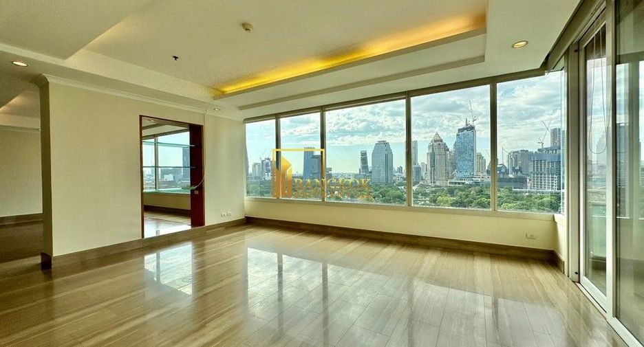 For rent 3 bedrooms condo in Pathum Wan, Bangkok