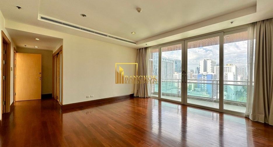 For rent 3 bedrooms condo in Pathum Wan, Bangkok