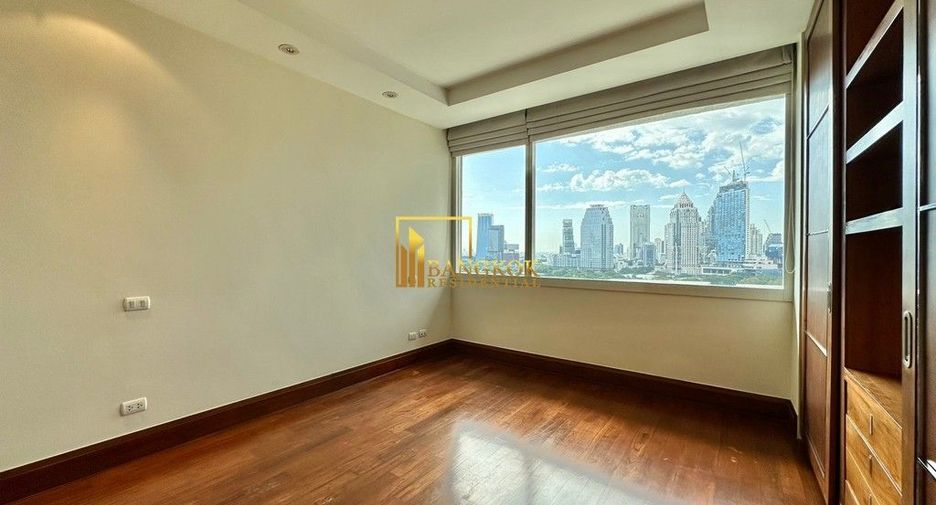 For rent 3 bedrooms condo in Pathum Wan, Bangkok