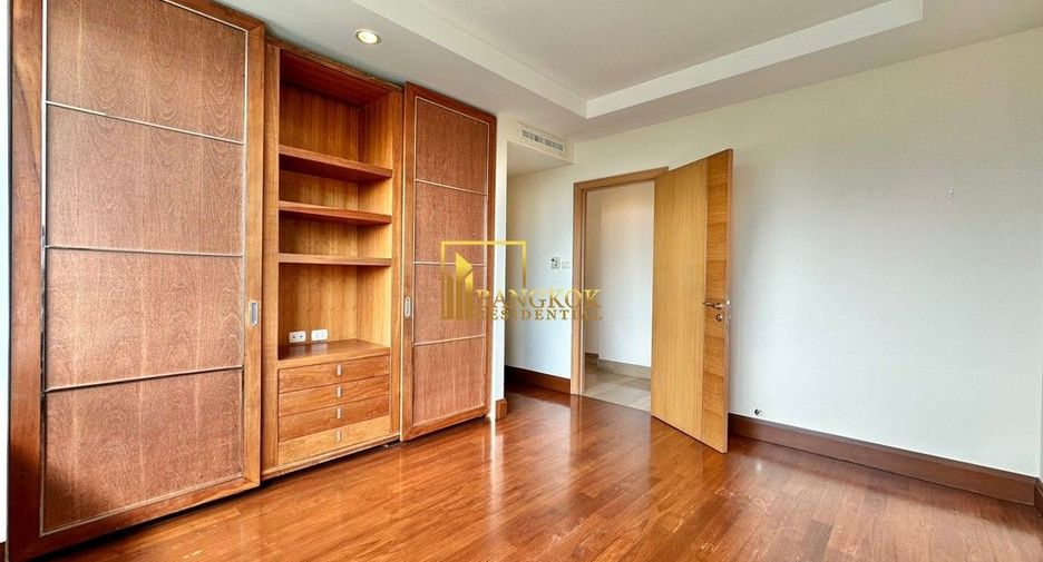 For rent 3 bedrooms condo in Pathum Wan, Bangkok