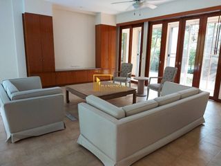 À louer 4 chambres maison à Huai Khwang, Bangkok