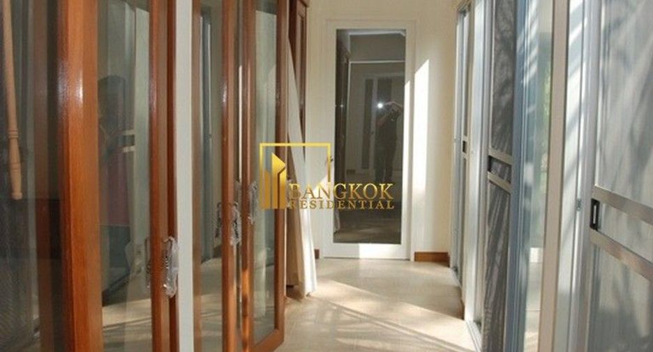 À louer 4 chambres maison à Huai Khwang, Bangkok