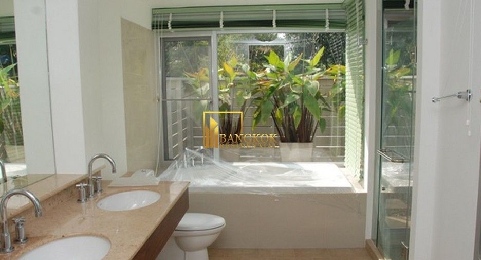 À louer 4 chambres maison à Huai Khwang, Bangkok