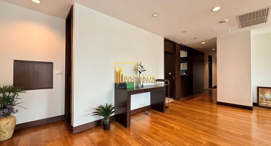 For rent 4 bedrooms apartment in Pathum Wan, Bangkok