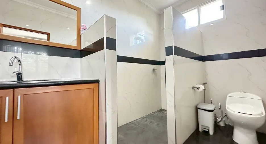 For rent and for sale 6 bedrooms house in Bang Lamung, Chonburi