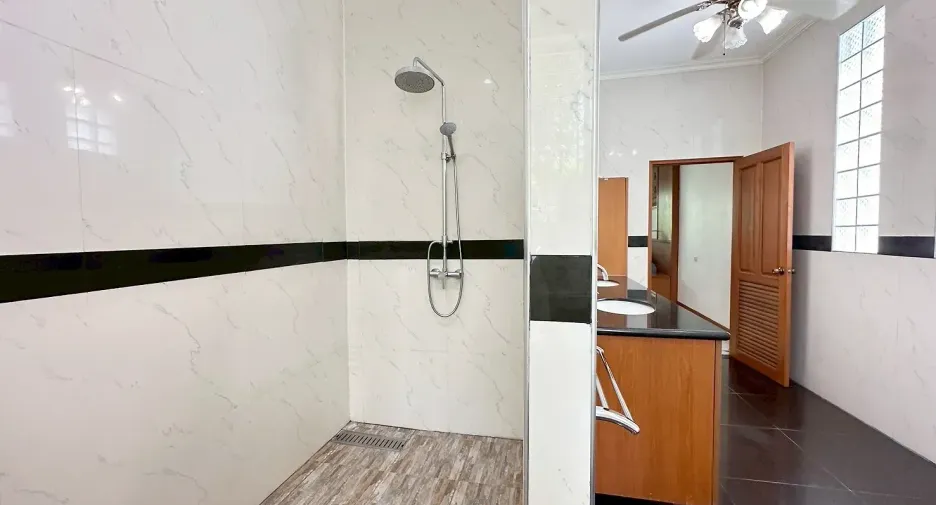 For rent and for sale 6 bedrooms house in Bang Lamung, Chonburi