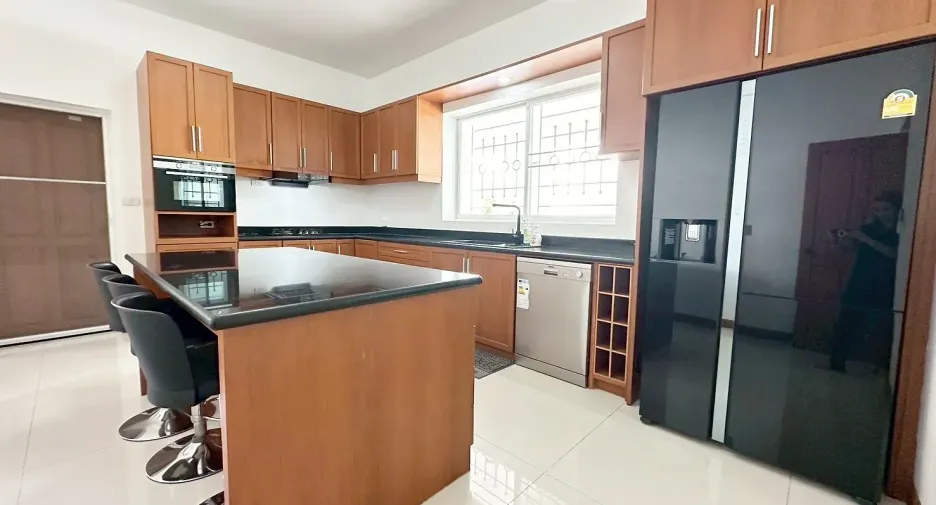 For rent and for sale 6 bedrooms house in Bang Lamung, Chonburi