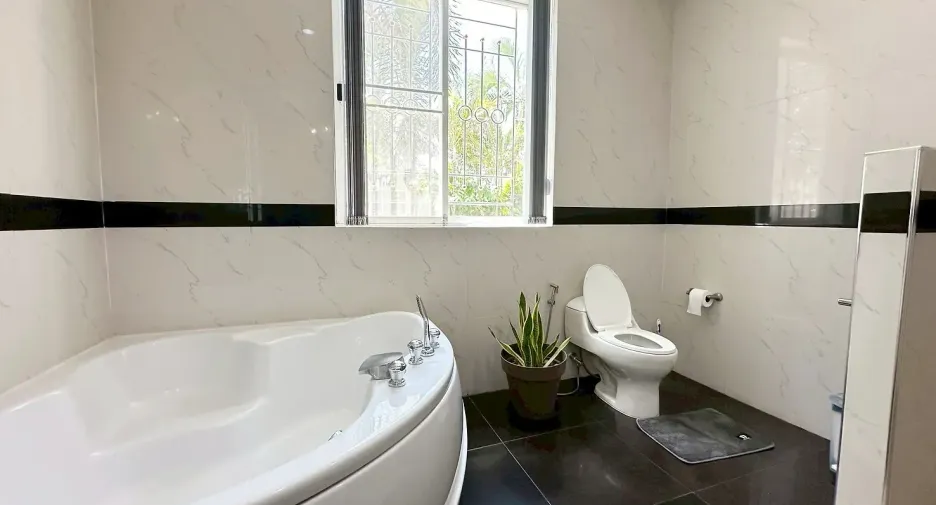 For rent and for sale 6 bedrooms house in Bang Lamung, Chonburi