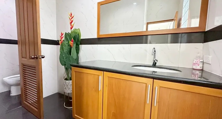 For rent and for sale 6 bedrooms house in Bang Lamung, Chonburi