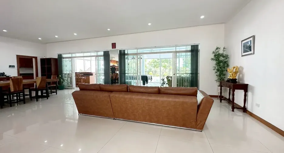 For rent and for sale 6 bedrooms house in Bang Lamung, Chonburi