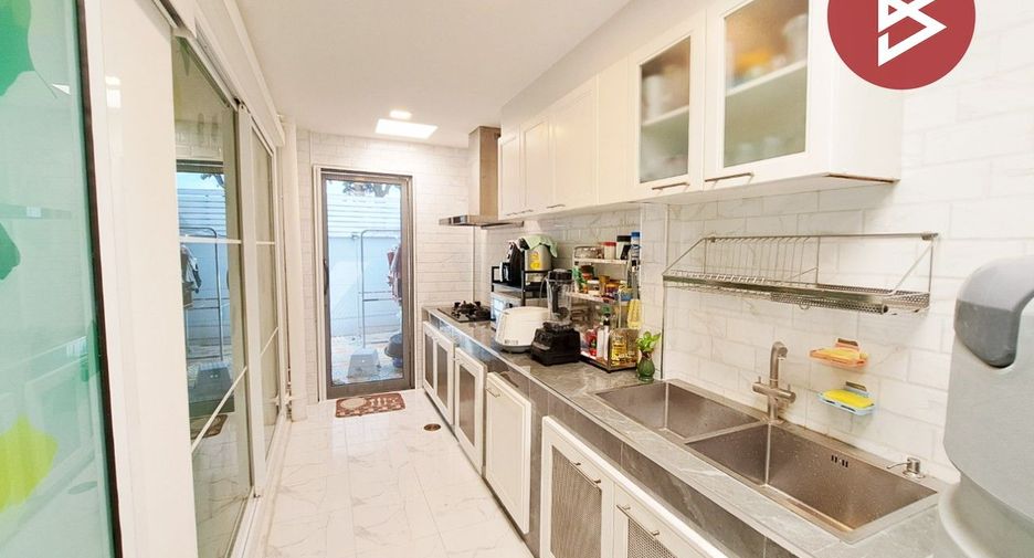 Casa adosada en venta de 3 habitaciones en Bang Phli, Samut Prakan