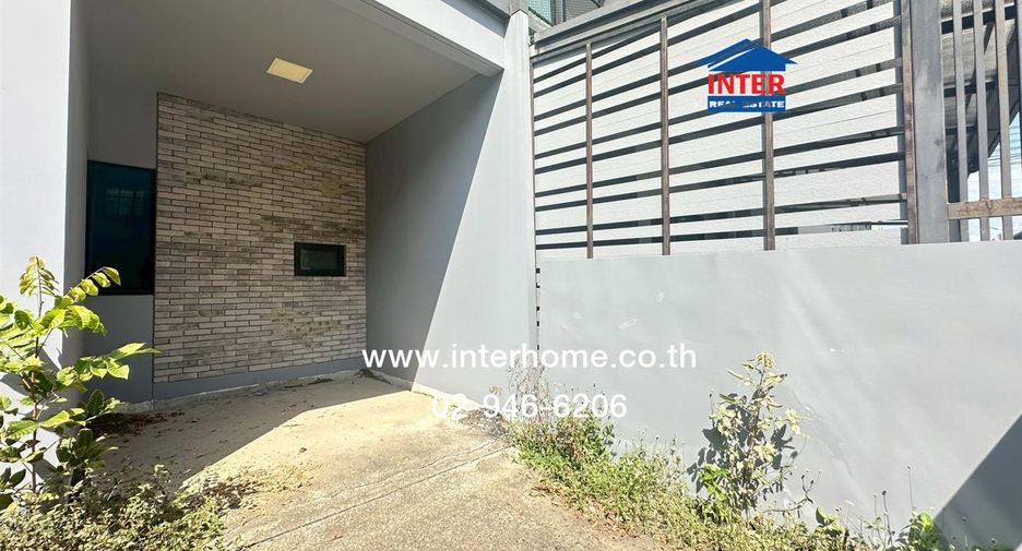 For sale 3 bedrooms townhouse in Mueang Pathum Thani, Pathum Thani