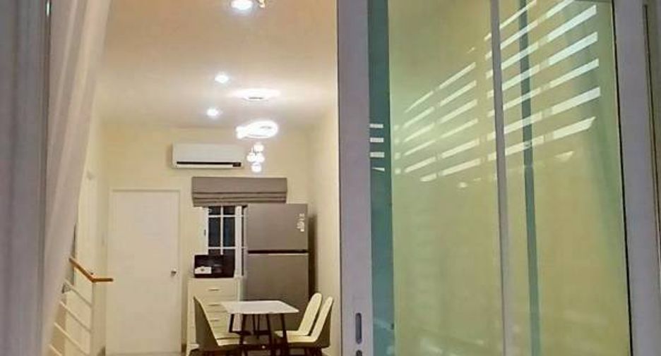 À louer 2 chambres maison de ville à Chom Thong, Bangkok