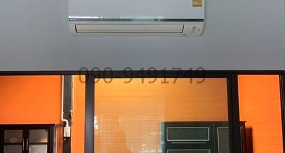 For rent 3 bedrooms townhouse in Saphan Sung, Bangkok