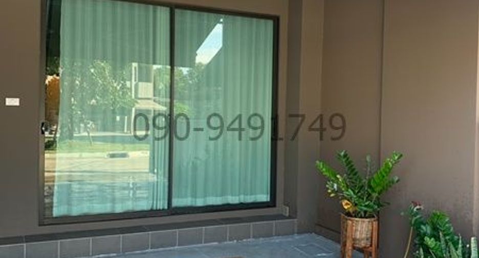 For rent 3 bedrooms townhouse in Saphan Sung, Bangkok