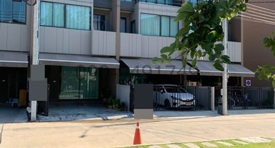 For rent 3 bedrooms townhouse in Saphan Sung, Bangkok