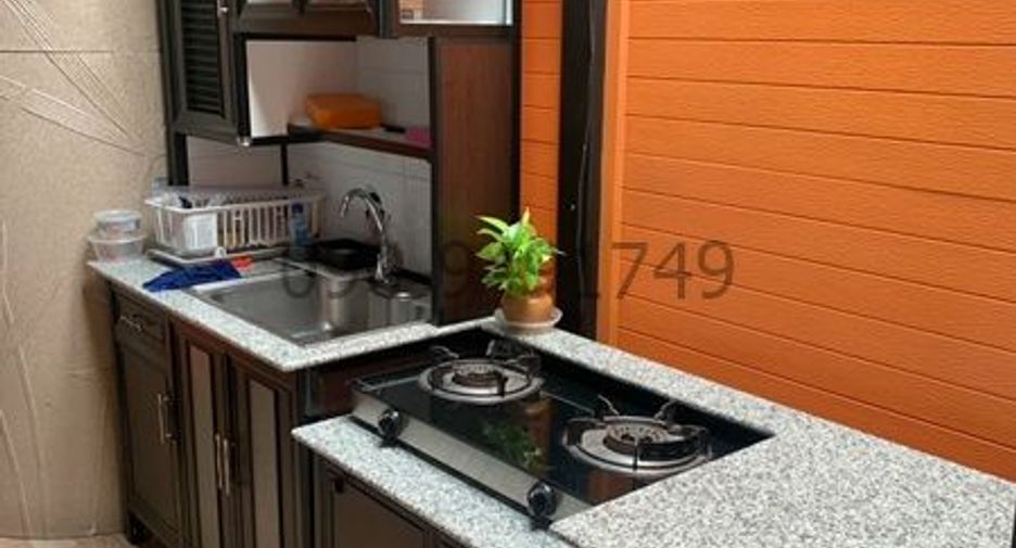 For rent 3 bedrooms townhouse in Saphan Sung, Bangkok