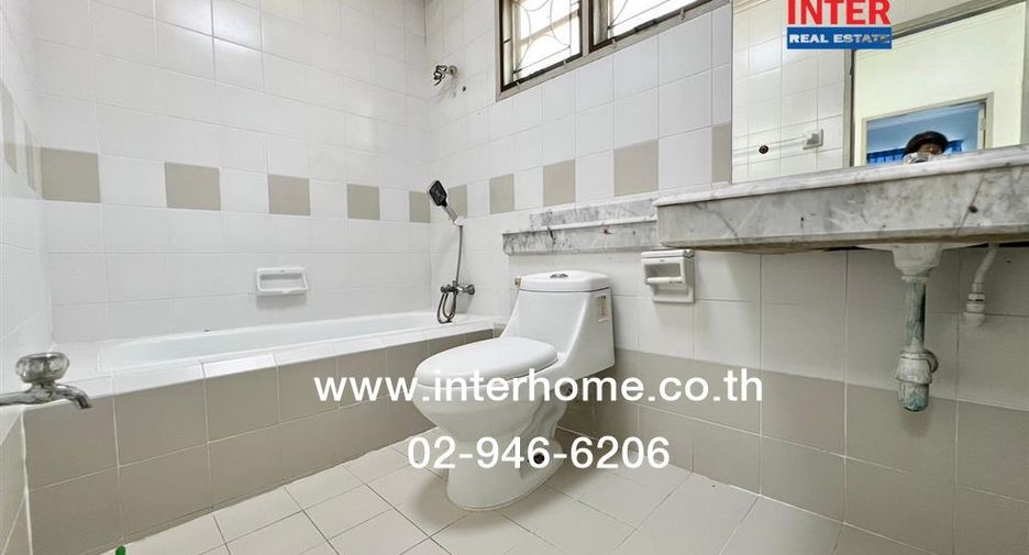 For sale 3 bedrooms townhouse in Khlong Sam Wa, Bangkok