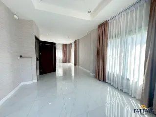 À louer et à vendre 4 chambres maison à Bang Lamung, Chonburi