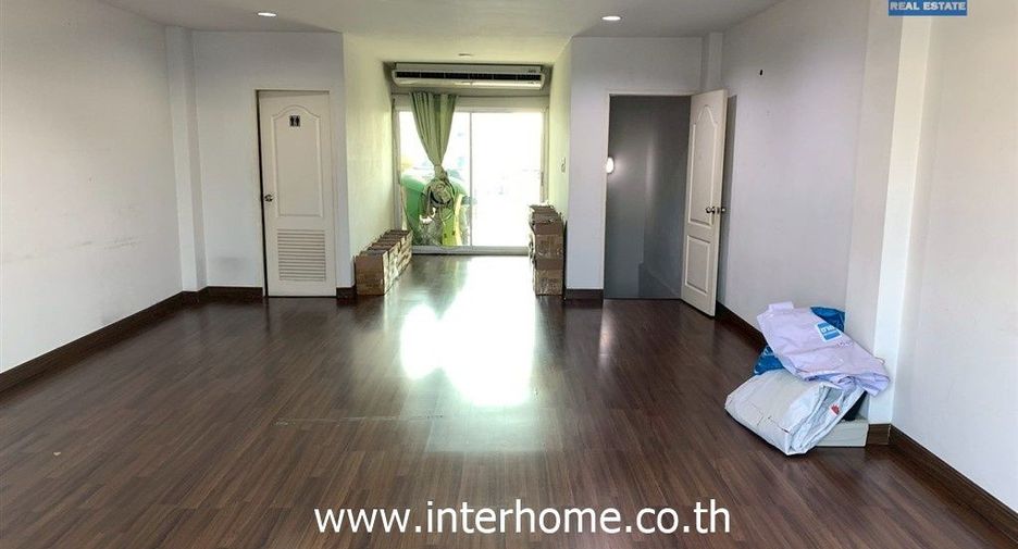 Oficina en venta de 5 habitaciones en Lat Krabang, Bangkok