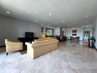 À louer 3 chambres appartement avec services à Sathon, Bangkok