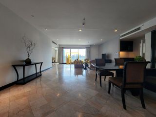 À louer 3 chambres appartement avec services à Sathon, Bangkok