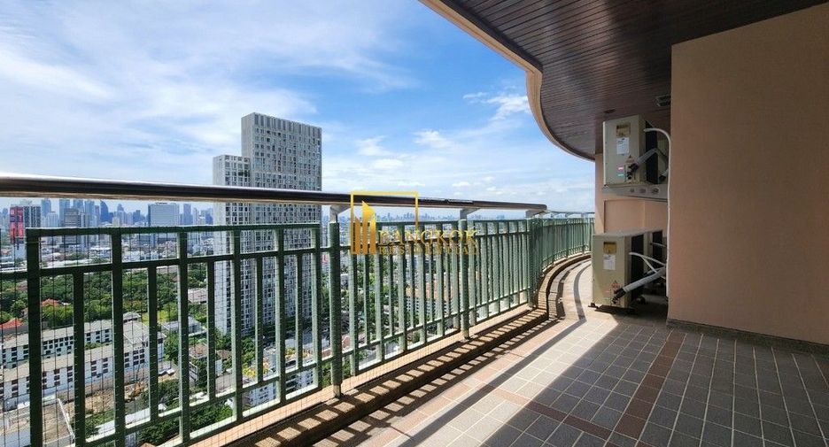 À louer 3 chambres appartement avec services à Sathon, Bangkok