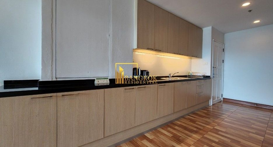 À louer 3 chambres appartement avec services à Sathon, Bangkok
