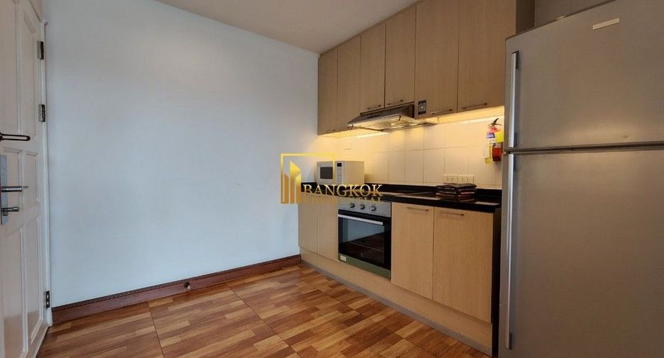 À louer 3 chambres appartement avec services à Sathon, Bangkok