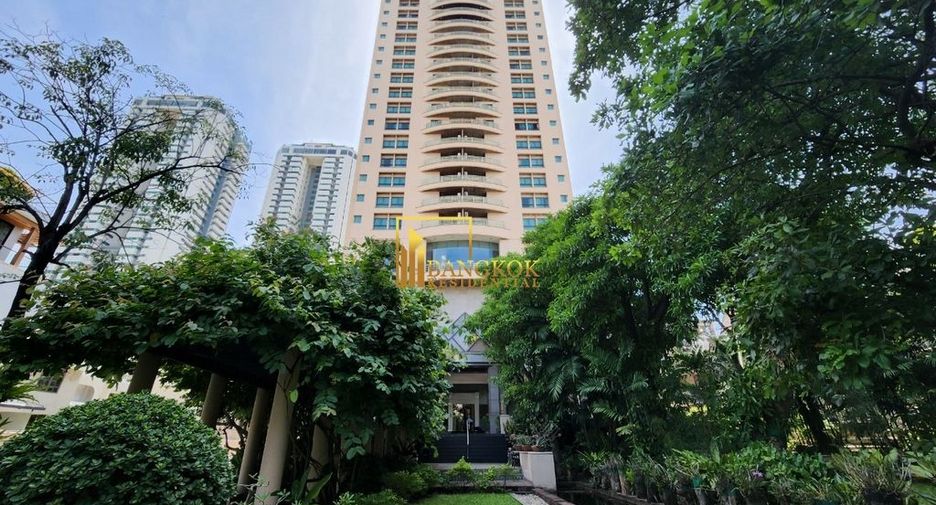 À louer 3 chambres appartement avec services à Sathon, Bangkok