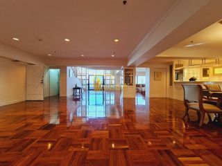 For rent 4 bedrooms serviced apartment in Watthana, Bangkok