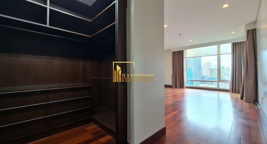 For rent 3 bedrooms condo in Pathum Wan, Bangkok