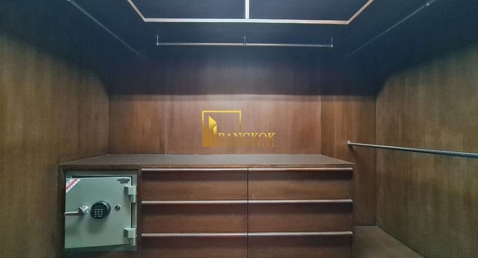 For rent 3 bedrooms condo in Pathum Wan, Bangkok