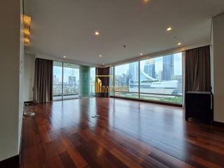 For rent 3 bedrooms condo in Pathum Wan, Bangkok
