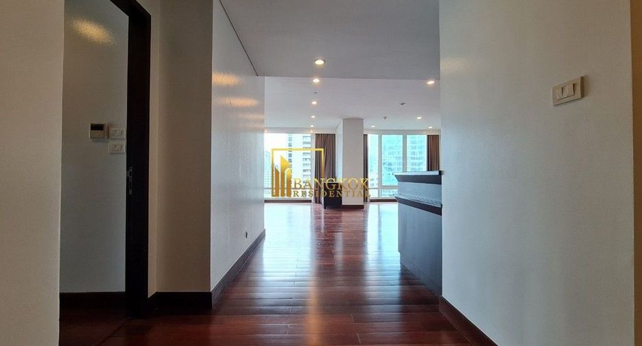 For rent 3 bedrooms condo in Pathum Wan, Bangkok