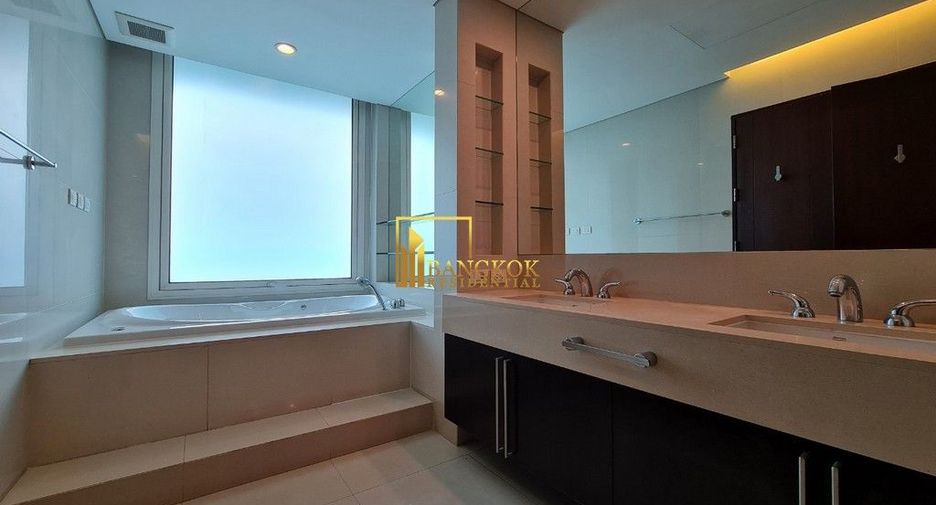 For rent 3 bedrooms condo in Pathum Wan, Bangkok