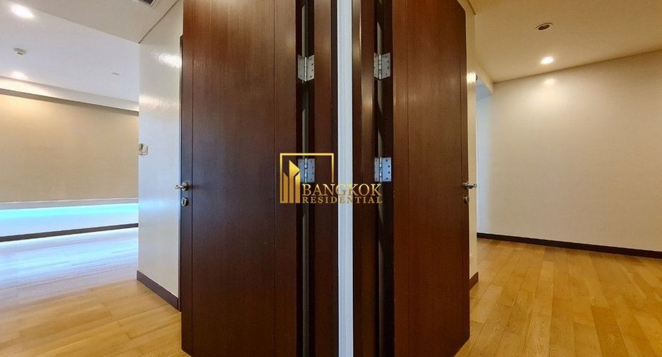 For rent 3 bedrooms condo in Pathum Wan, Bangkok