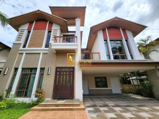 Haus zur Miete mit 4 Zimmer in Watthana, Bangkok