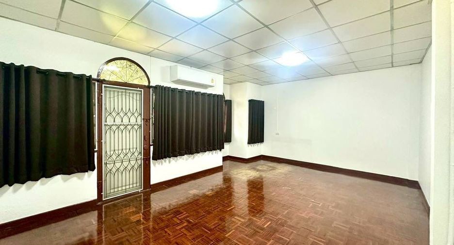 For rent 3 bedrooms townhouse in Bang Kapi, Bangkok