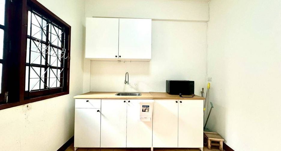 For rent 3 bedrooms townhouse in Bang Kapi, Bangkok