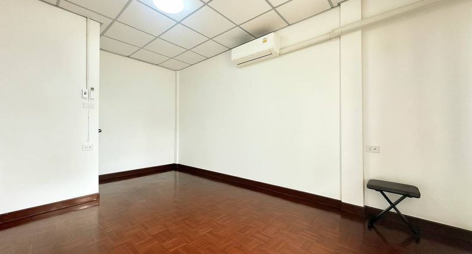 For rent 3 bedrooms townhouse in Bang Kapi, Bangkok