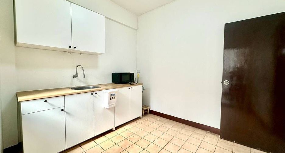 For rent 3 bedrooms townhouse in Bang Kapi, Bangkok