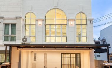 Reihenhaus zum Kauf mit 4 Zimmer in Lat Phrao, Bangkok